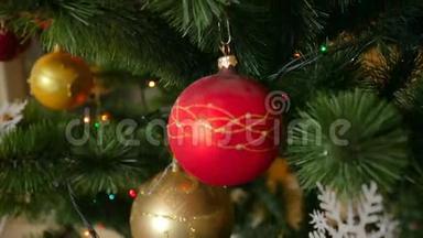 Steadicam用五颜六色的彩灯和彩灯在圣诞树周围射击